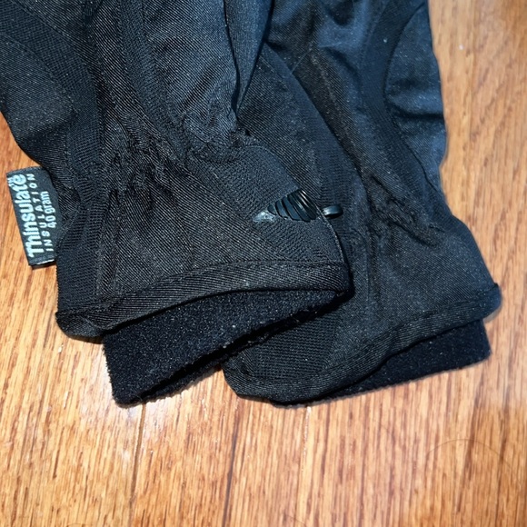 Thinsulate Insulation 40 Gram Black Winter Gloves - Picture 3 of 4